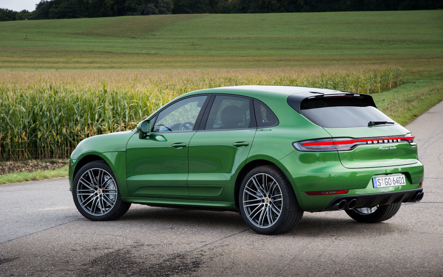 Comparison Porsche Macan Turbo 2020 vs Volvo C40 Recharge 2022